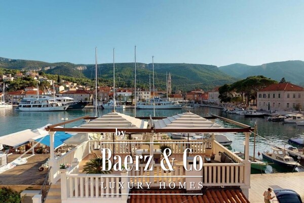 photo 2 Jelsa, a unique house right on the waterfront