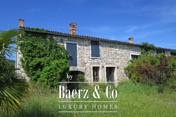photo 1 Rovinj, impressive stone house on land plot 138.800 m²