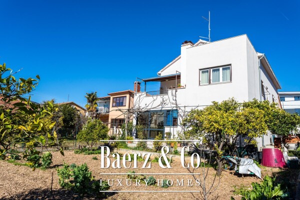 photo 2 Trogir, family house with three apartments near the center