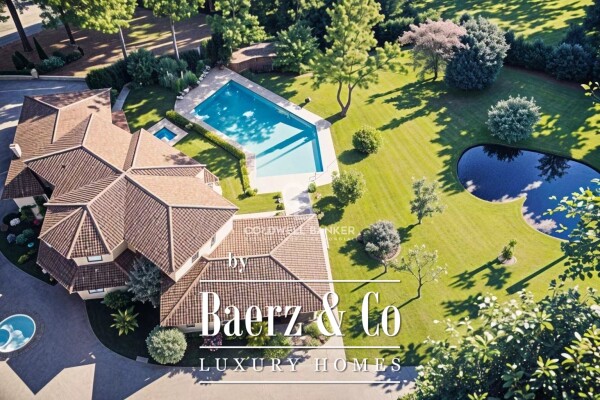 photo 2 ESTATE PROPERTY IN THE HEART OF A LANDSCAPED PARK