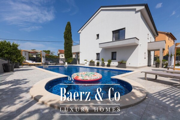 photo 1 Malinska, beautiful villa with 3 residential units, swimming pool, sea view