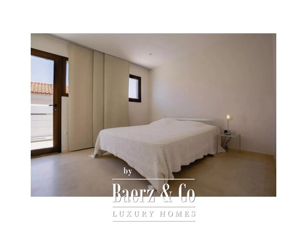 photo 15 Exclusive luxury villa on the seafront in Playa San Juan